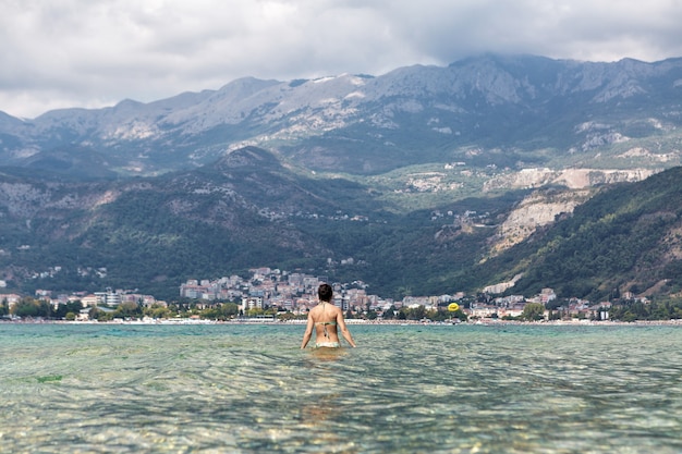 Femme dans la mer pendant l'été