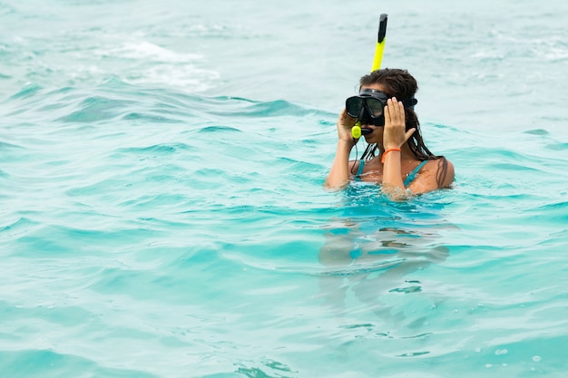 Femme dans la mer pendant la plongée en apnée