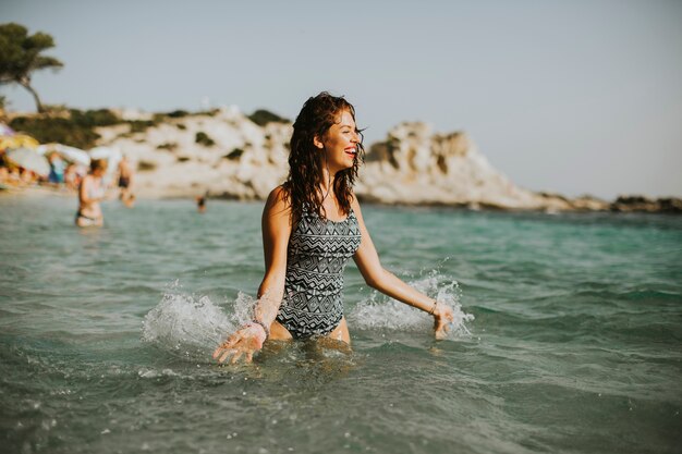 Femme dans la mer