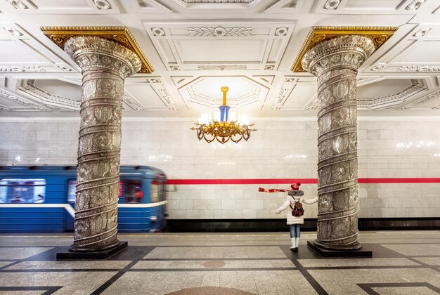 Femme dans le métro de Saint-Pétersbourg