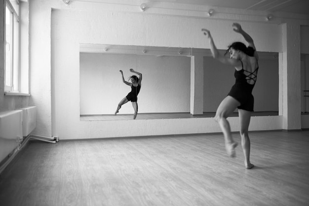 Une femme dans un miroir de studio de danse