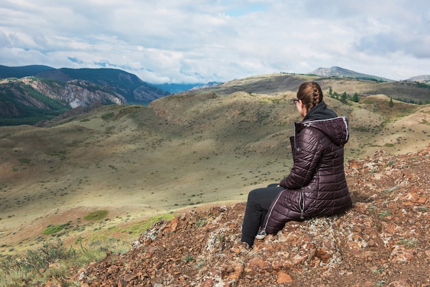 Femme dans la montagne