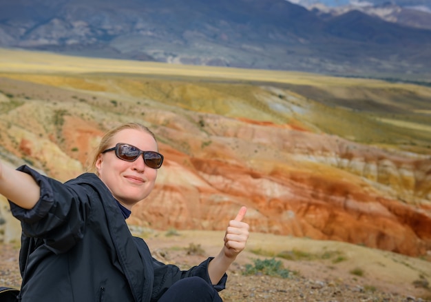 Femme dans les montagnes