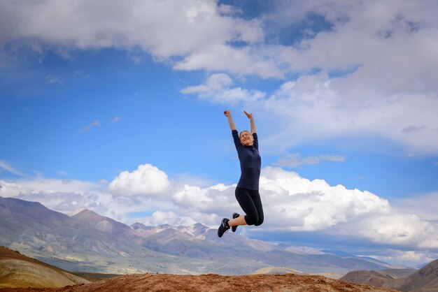 Femme dans les montagnes