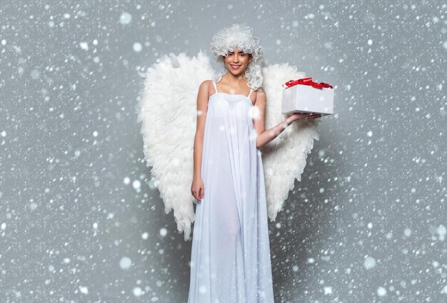 Femme dans la neige Ange de la Saint-Valentin Cupidon de la Saint-Valentin Cadeau de la Saint-Valentin Cadeaux romantiques et rendez-vous romantiques