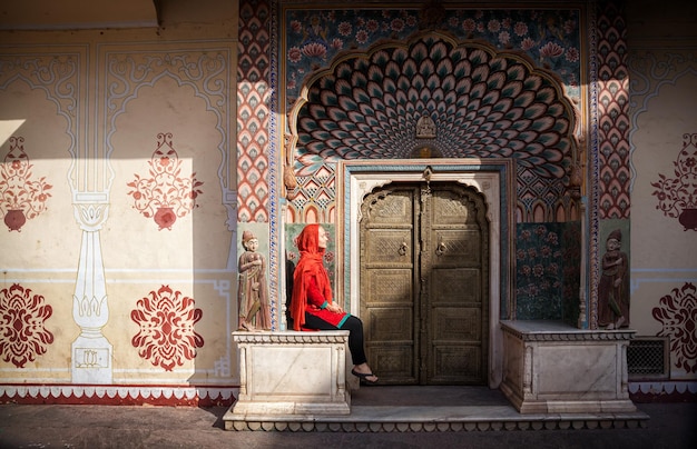 Femme dans le palais de la ville de Jaipur