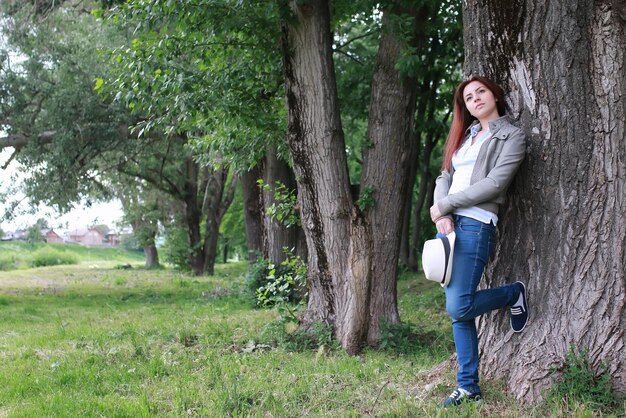 femme, dans, parc arbre, extérieur