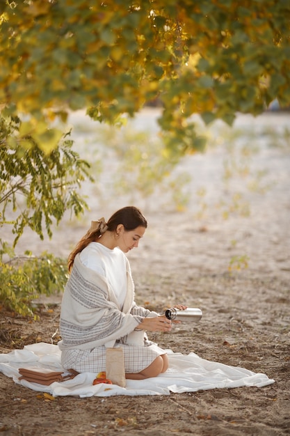 Femme, dans, parc automne