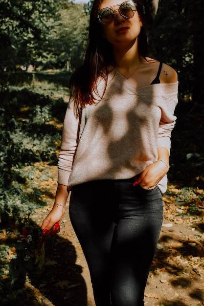 Femme dans le parc d&#39;automne