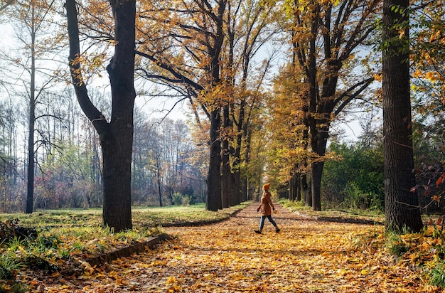 Femme dans le parc en automne