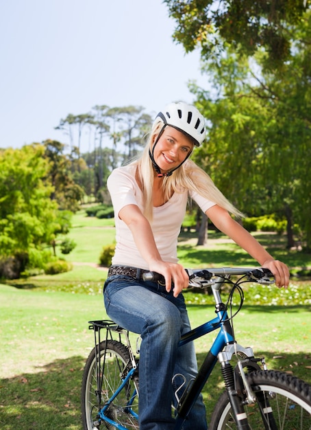 Femme dans le parc avec son vélo