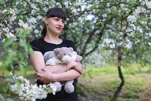 femme, dans, pommier, parc, arbre