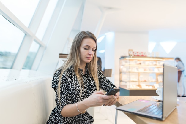 Femme dans une robe décontractée dans un café