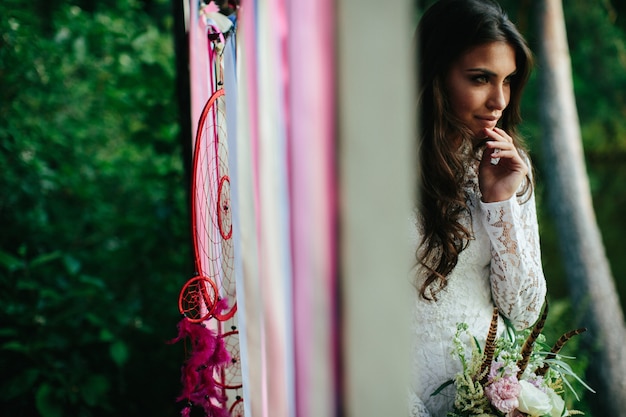 Femme dans une robe de mariée mordre son pouce