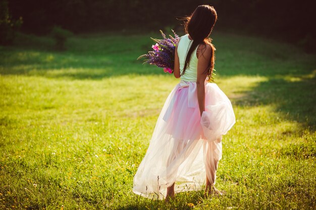 Femme dans une robe de mariée rose