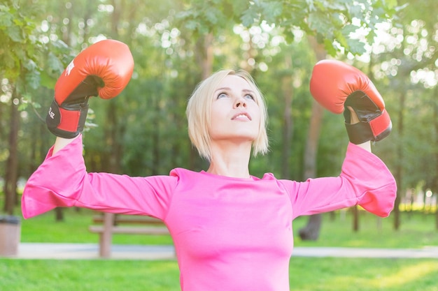 femme, dans, a, robe, porter, gants boxe