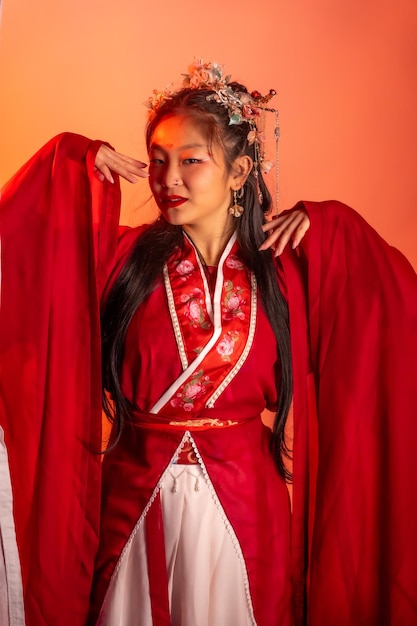 Une femme dans une robe rouge et blanche avec un motif de fleurs