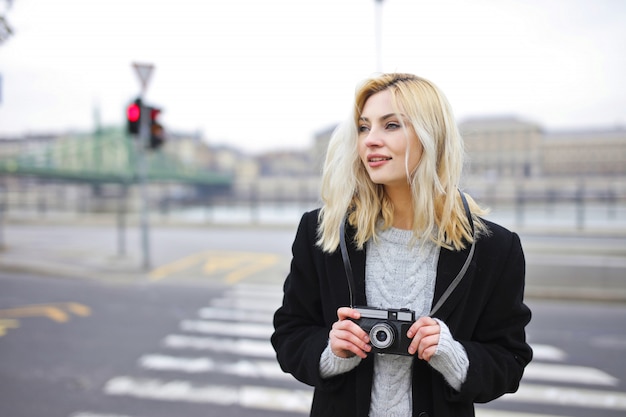 Femme dans la rue faisant des photos