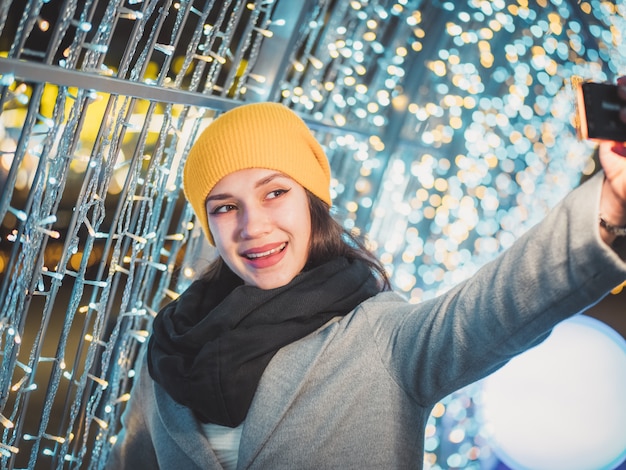 Femme dans la rue à Noël