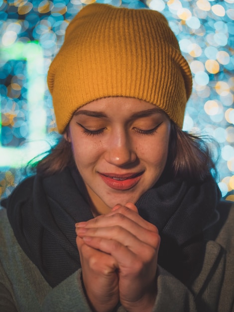 Femme dans la rue à Noël