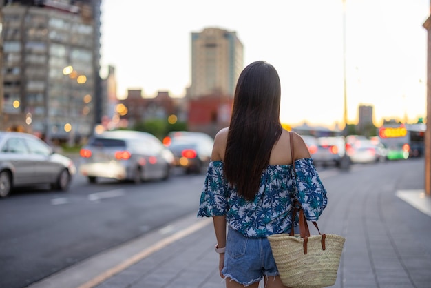 Une femme dans la rue de Taipei le soir.