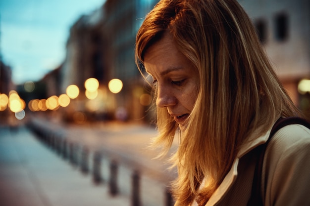 Femme dans la rue de la ville de nuit