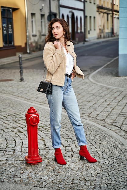 Photo femme dans la rue en ville