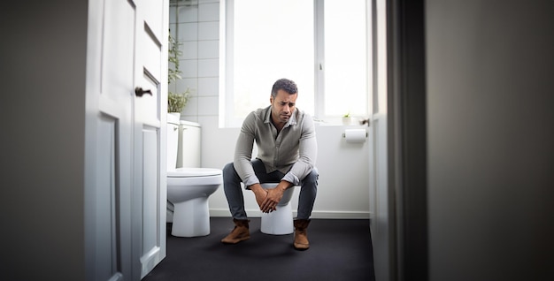 Photo une femme dans la salle de bain, un homme assis sur une toilette en train de pleurer.