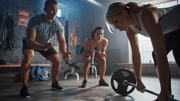 Une femme dans une salle de gym avec une barre sur le sol