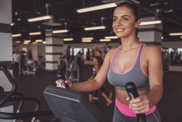 Femme dans la salle de gym