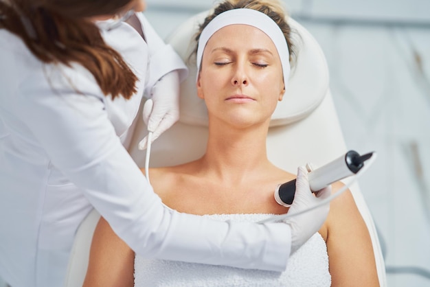 Femme dans un salon de beauté ayant un soin du visage et du corps