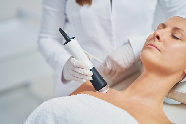 Femme dans un salon de beauté ayant un soin du visage et du corps