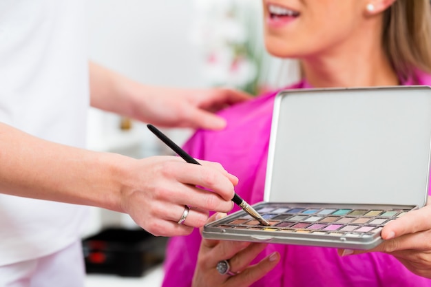 Femme dans un salon de beauté avec maquillage