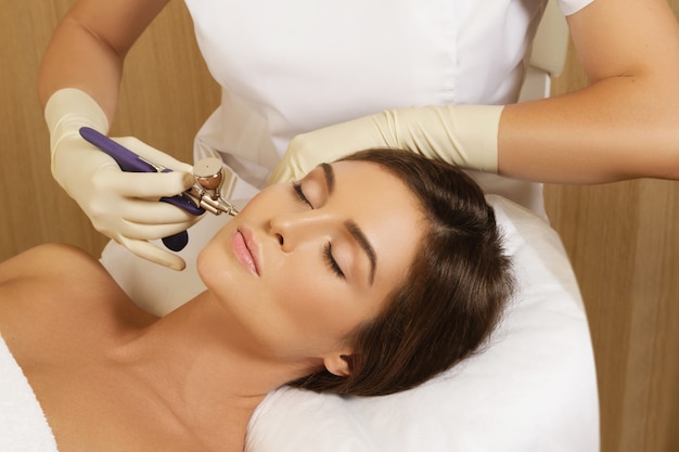 Femme dans le salon de beauté pendant la thérapie de bio-oxydation