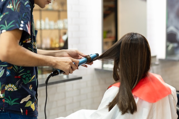 Femme dans un salon de coiffure obtenir une nouvelle coiffure