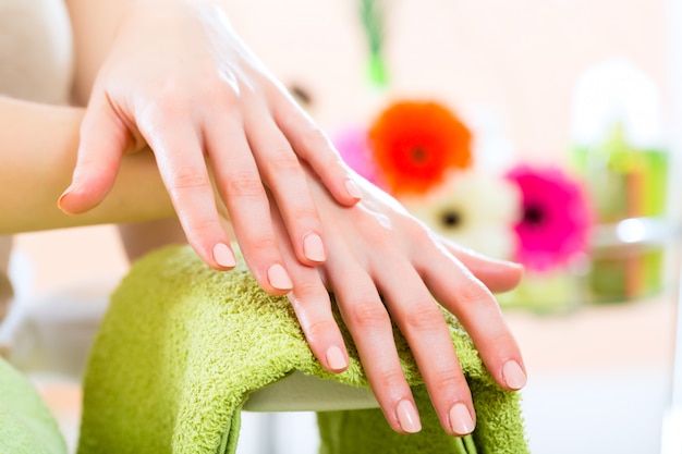 Femme dans un salon de manucure recevant des soins des ongles