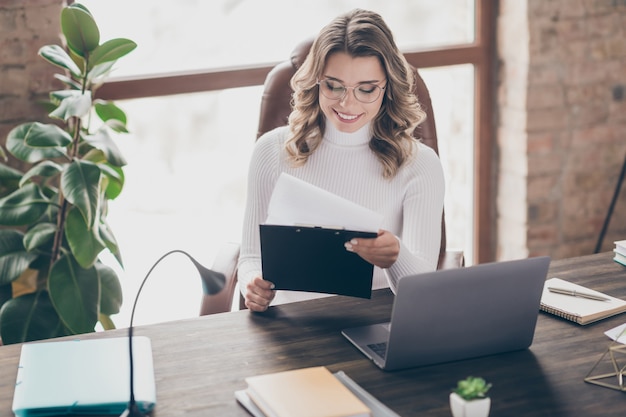 femme dans son bureau travaillant sur ordinateur portable