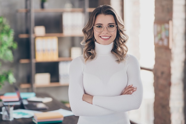 femme dans son bureau travaillant une robe blanche