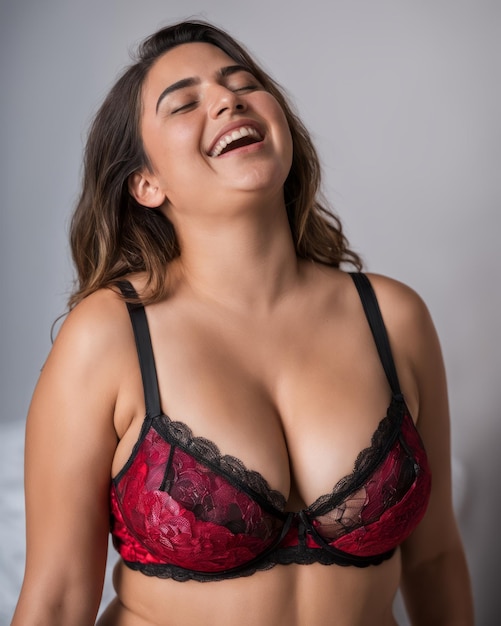 Une femme dans un soutien-gorge rouge et noir souriant