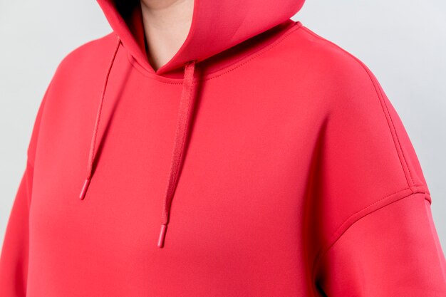 Femme dans un sweat à capuche rouge