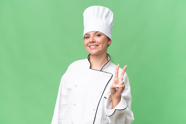 Une femme dans une toque et une toque avec un signe de paix