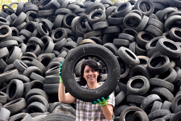 Femme dans une usine de recyclage de pneus