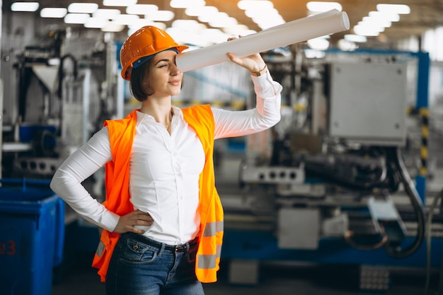 Femme dans une usine