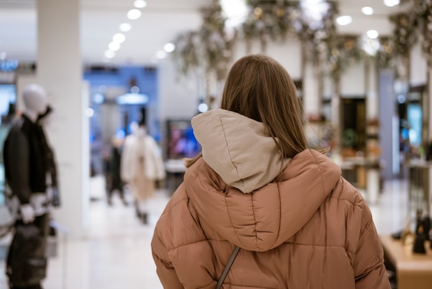 Femme dans une veste chaude dans une boutique