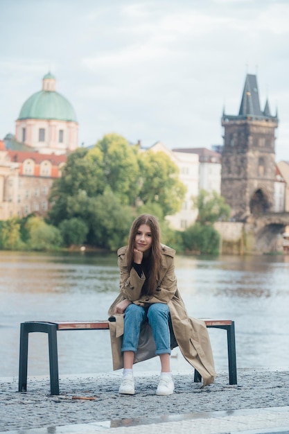 femme dans la vieille ville de Prague République tchèque