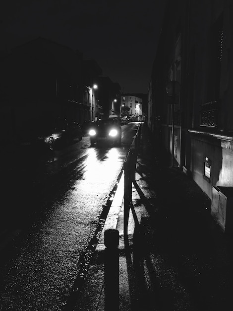Femme dans une ville illuminée la nuit