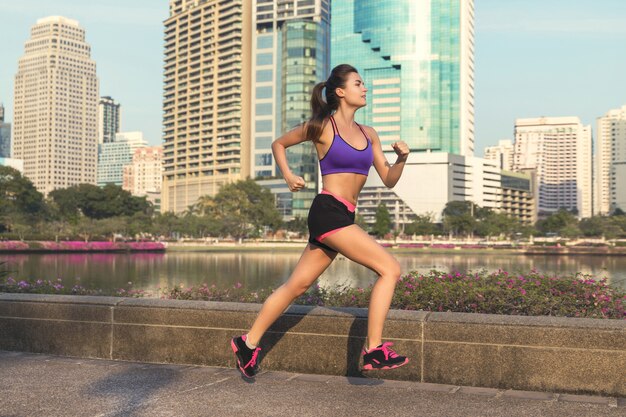 Femme dans la ville pendant son entraînement de course