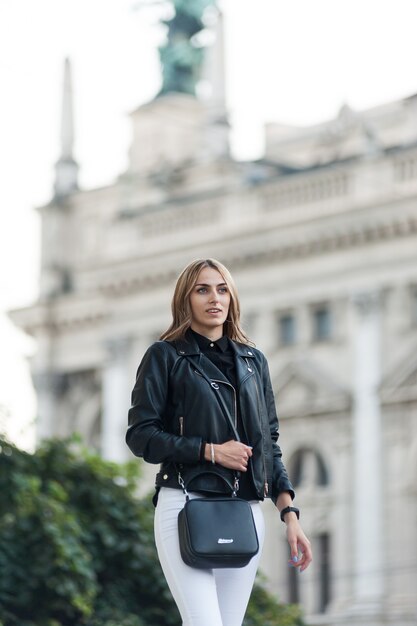 Femme dans la ville