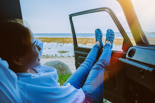 Femme dans la voiture en voyage