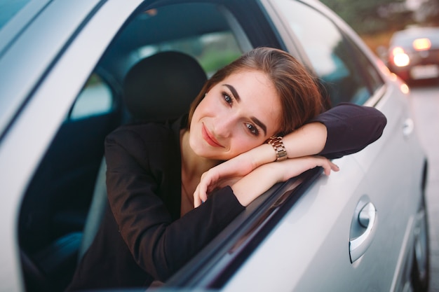 Femme, dans voiture